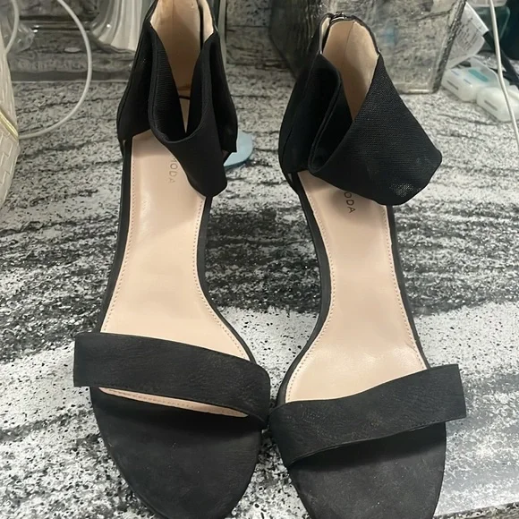 Pelle Moda Heels - Picture 3 of 6